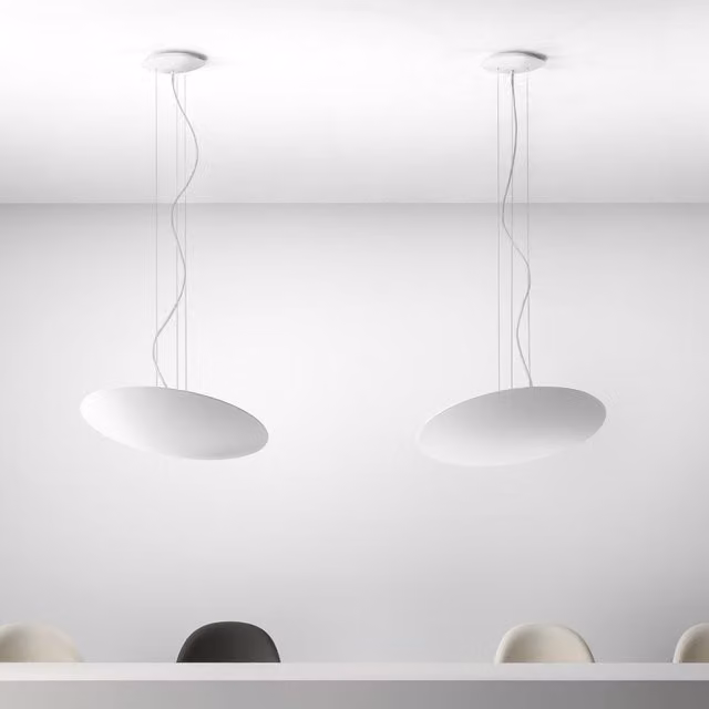 Lampada a sospensione Panzeri Gong in metallo con LED dimmabile, disponibile in bianco, nero o oro/ottone
