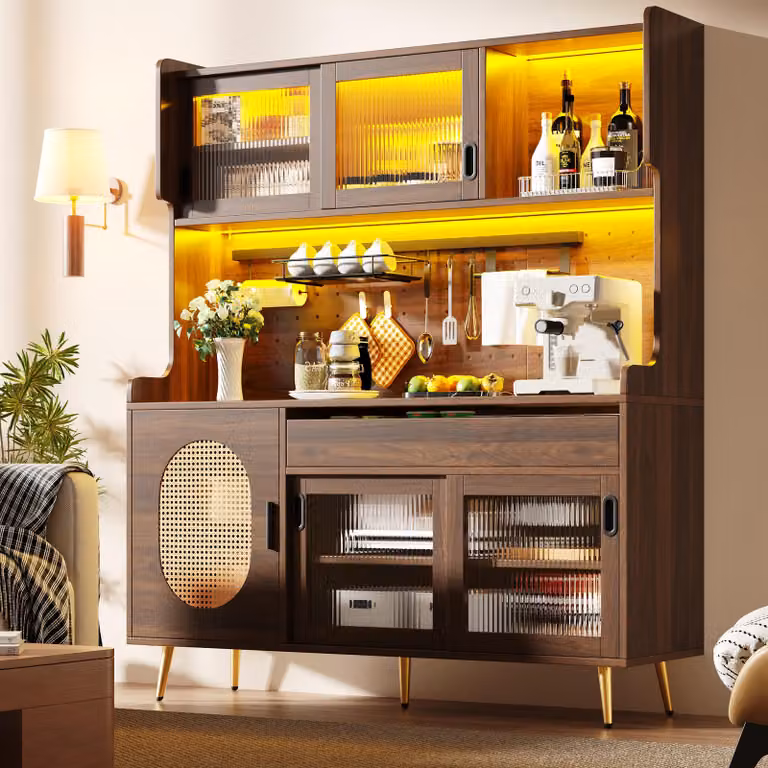 Mobile da cucina Flieks con striscia luminosa a LED e pannello di separazione, mobile contenitore con ante in vetro scanalato, mobile buffet 145x39x171 cm, marrone