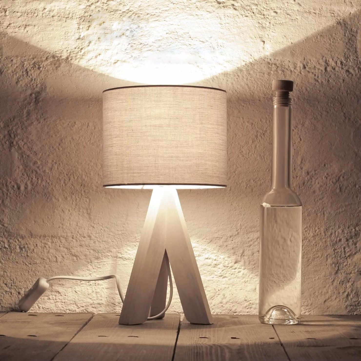Lampada da tavolo in stile Bauhaus con base in legno e paralume in tessuto grigio E14 con interruttore a cavo Lampada da comodino Luce notturna per camera da letto Soggiorno Luce da lettura