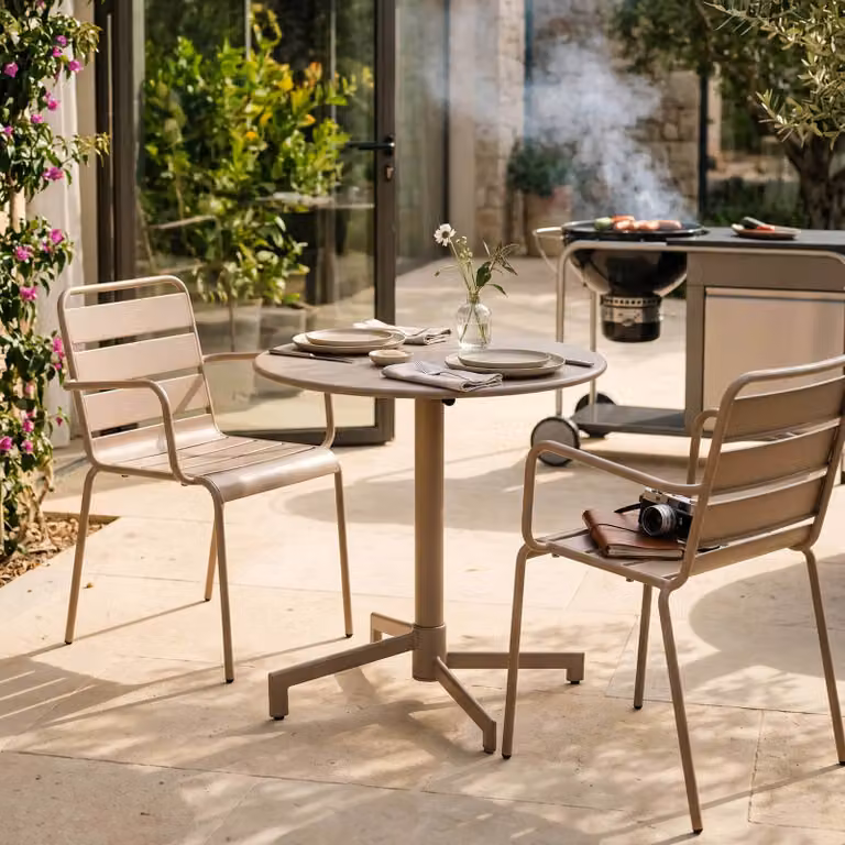 Tavolo da giardino e 2 poltrone in metallo color tortora - Oviala Palavas