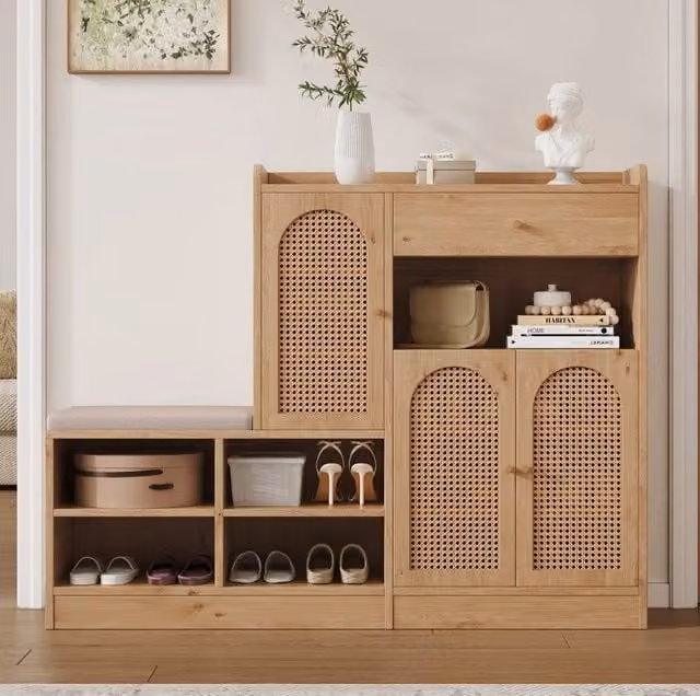 Scarpiera con panca imbottita; 3 ante in rattan e 1 cassetto; 142x35x110 cm; natural