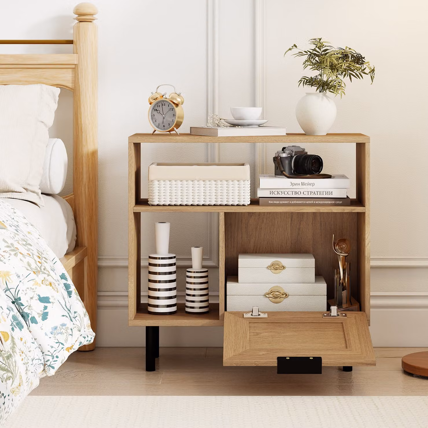 Comodino boho Costway in rattan e legno marrone con gambe in metallo, tavolino laterale multifunzionale per soggiorno e camera da letto