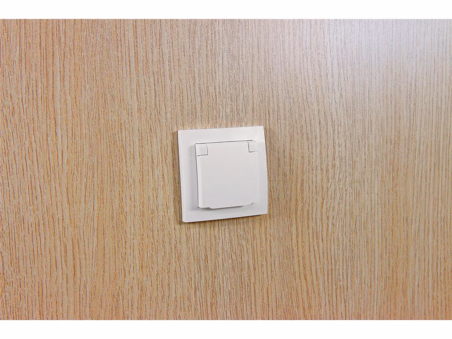Confezione da 3 prese con contatto di protezione McPower "Flair", 250 V~/16 A, incasso, coperchio ribaltabile, IP44, bianco opaco