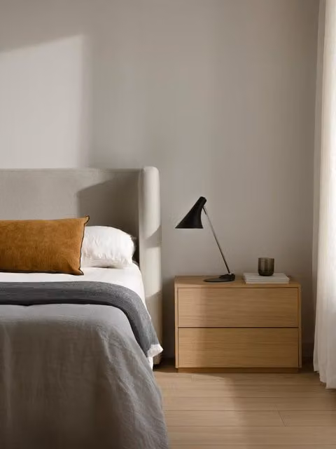 Comodino Unite Kenay Home in impiallacciato rovere con 2 cassetti, colore marrone, L: 60,0 cm, P: 44,3 cm, H: 44,3 cm