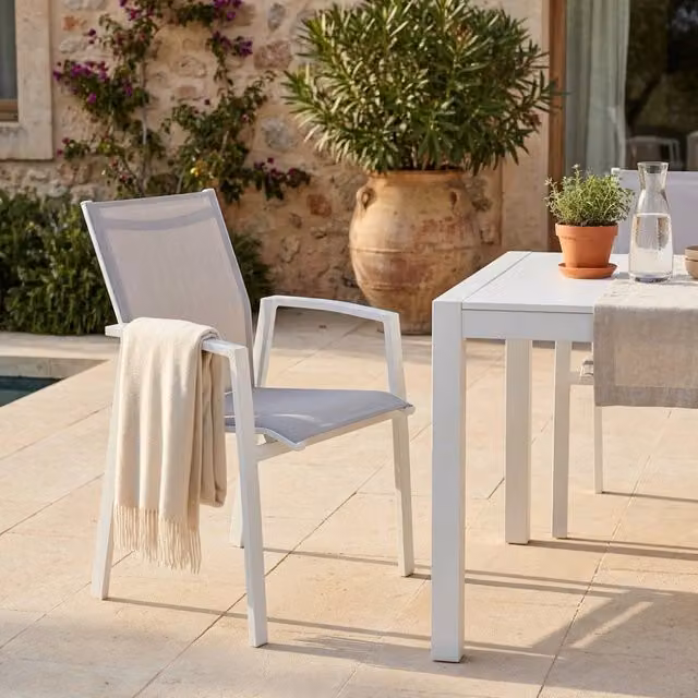 Poltrona impilabile Maili Cosma in metallo e textilene per giardino, antracite e bianco