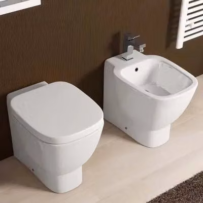 Coppia di sanitari filomuro Rak serie One in ceramica bianca con sedile avvolgente L 52 cm x P 41 cm x H 36,5 cm