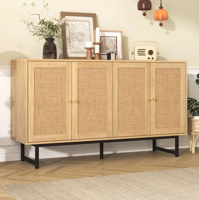 Credenza ULEVR 140x39,5x80 cm con 4 ante in rattan naturale, ripiani regolabili e gambe in metallo nere