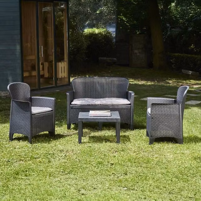 Set da giardino Debora DMORA con 2 poltrone, 1 divano e 1 tavolino in effetto rattan con cuscini, colore antracite – 1