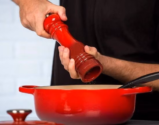 Grattugia Le Creuset regolabile in ceramica e metallo colore rosso