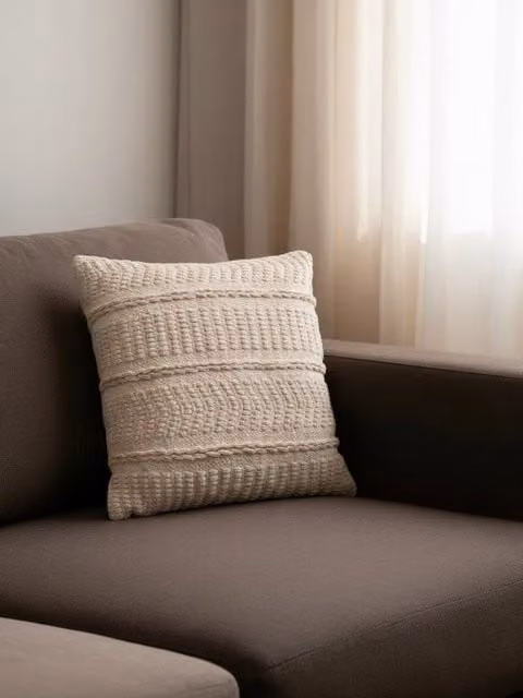 Cuscino Clove Kenay Home, design etnico a righe in cotone bianco e beige, L/P: 45 x 45 cm