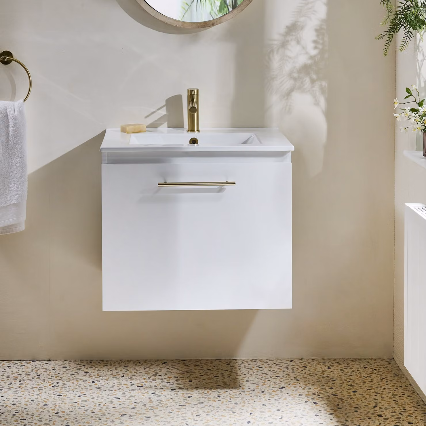 Mobile Bagno Bianco Sospeso da 600mm con Lavabo e Maniglia con Barra a T in Oro Satinato - Cluo