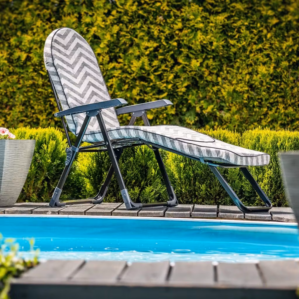 Sedia a sdraio da giardino KADAX pieghevole con poggiatesta regolabile e braccioli, design moderno geometrico in textilene bianco e grigio, struttura in acciaio verniciato a polvere, ideale per terrazza e balcone – 2