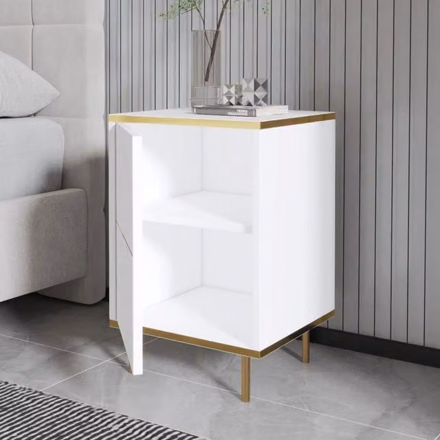 Comodino DMORA con un ripiano, design moderno in metallo lucido, Bianco e Oro, L: 40 cm, P: 35 cm, H: 60 cm