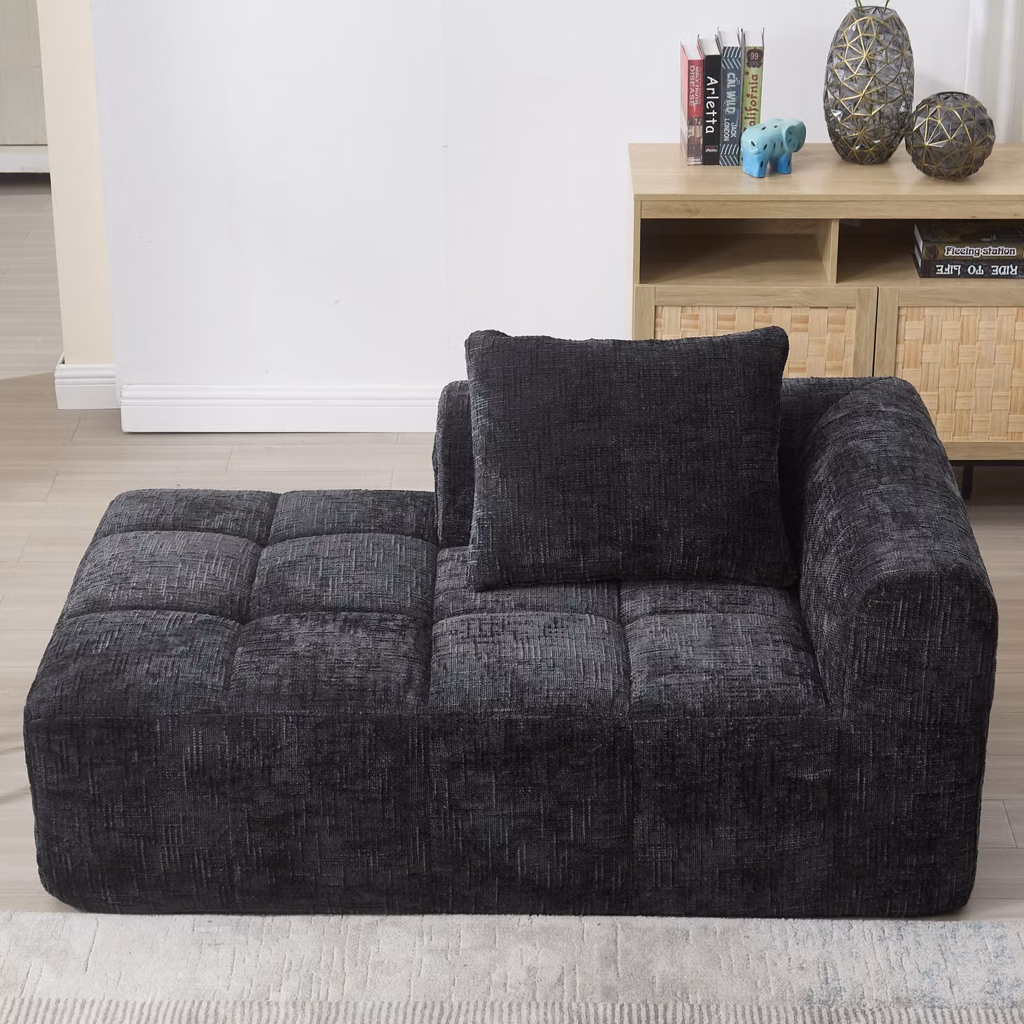 Divano chaise longue comodo, non richiede assemblaggio, divano morbido con cuscini, tasche laterali per telecomando e telefono cellulare, design ordinato ed elegante, colore nero