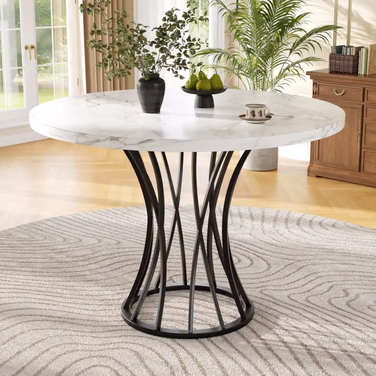 Elegante tavolo da pranzo rotondo con finitura effetto marmo e struttura in metallo