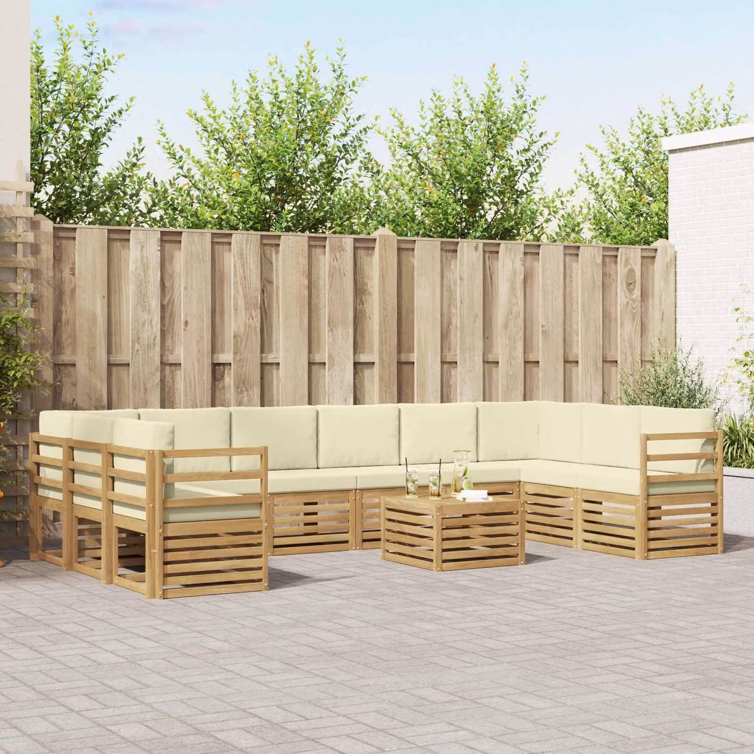 vidaXL Set di divani da esterno a L composto da 11 pezzi in legno di acacia con cuscini bianchi e beige
