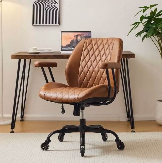 Sedia da ufficio ergonomica moderna in ecopelle marrone con braccioli e altezza regolabile