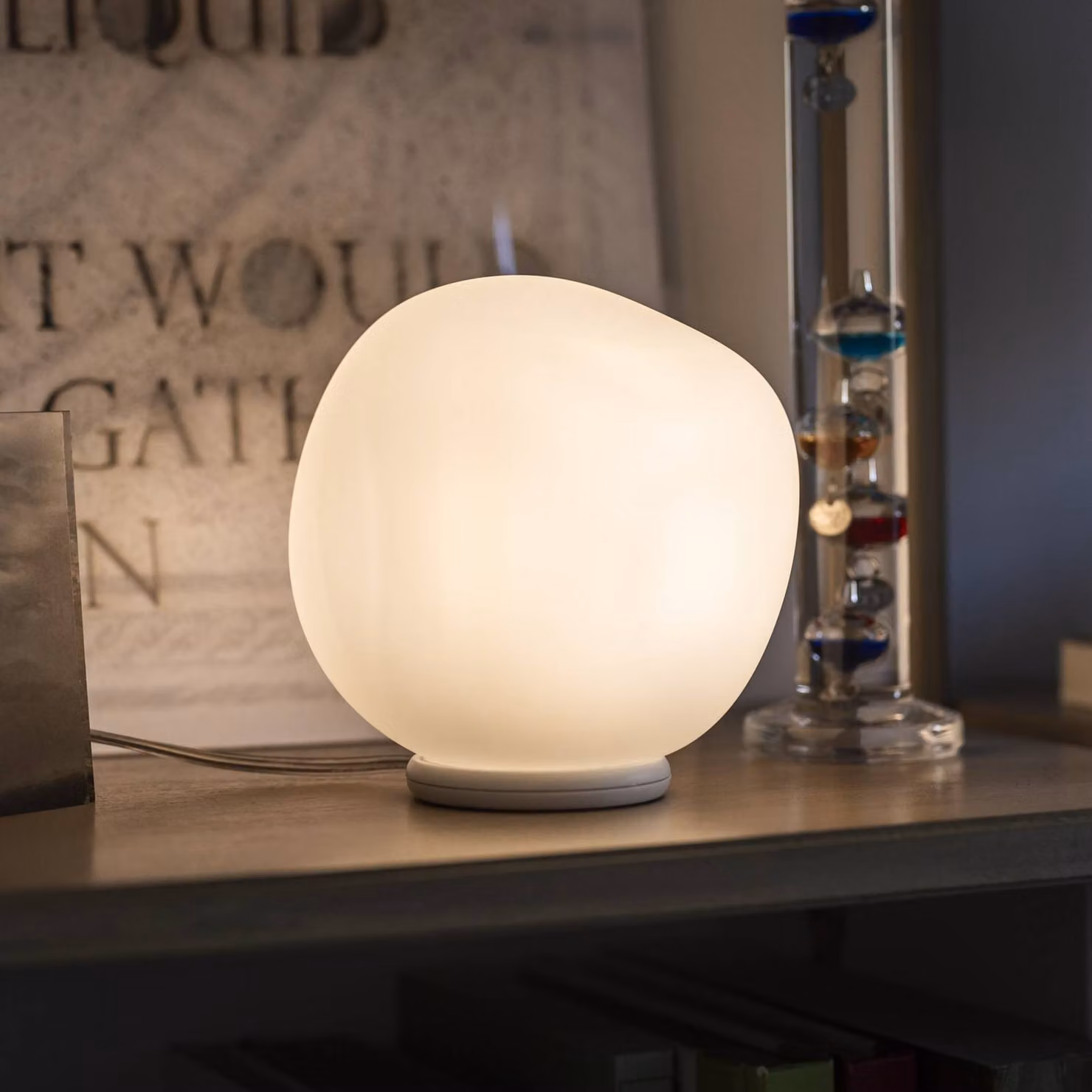 Foscarini Lampada da tavolo di design Hoba Piccola, dimmerabile, Bianco / Opale, Soggiorno / Sala da pranzo, Vetro, Design, Lampada da tavolo