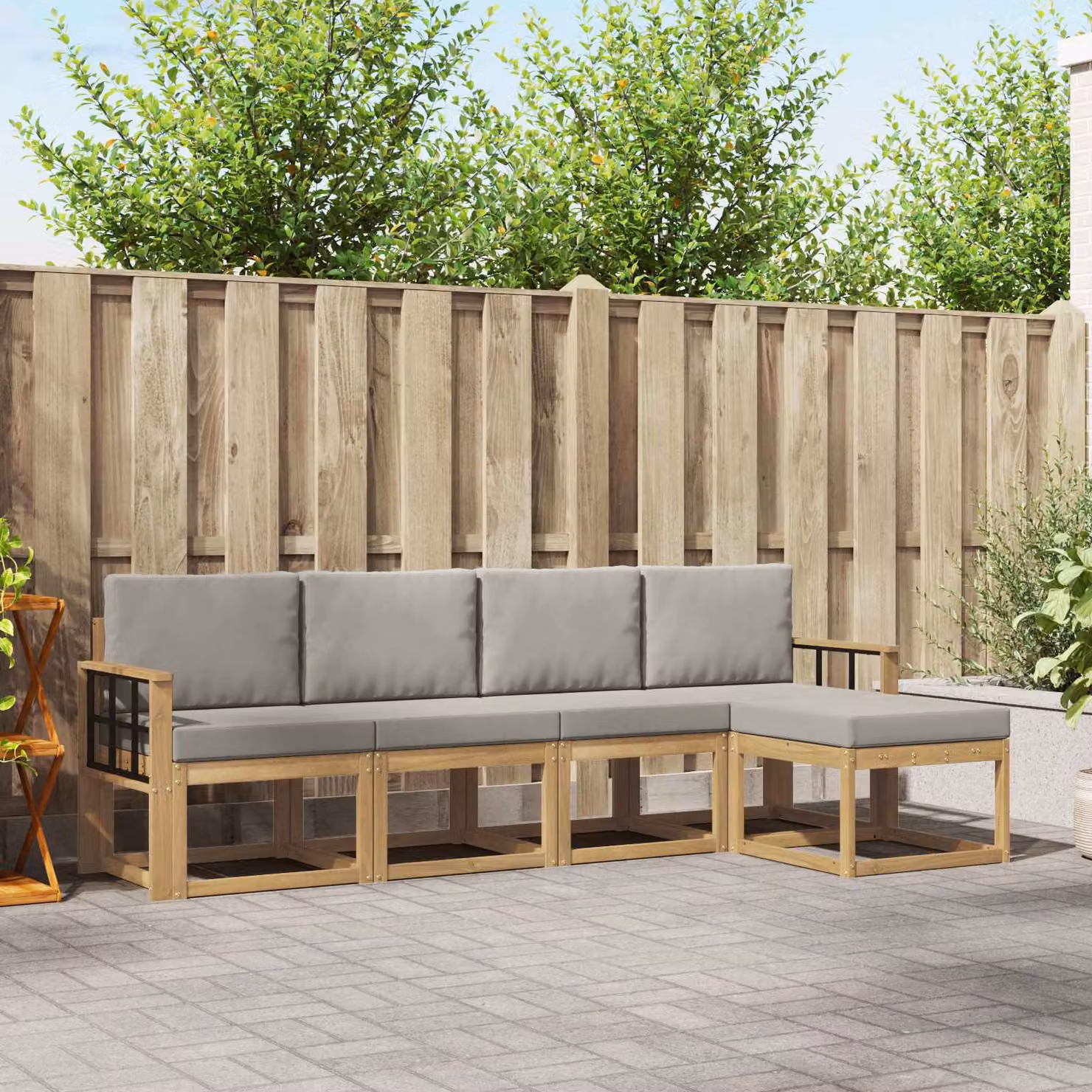 vidaXL Set di divani da esterno a L composto da 5 pezzi in legno di acacia con cuscini, Bianco e Grigio