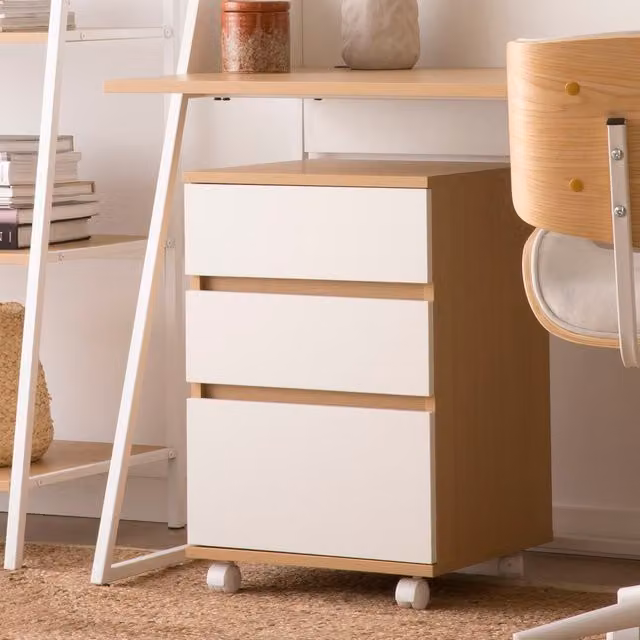 Comodino con ruote Banak Poppy in stile scandinavo, colore rovere chiaro e bianco, H: 62 cm, L: 40 cm