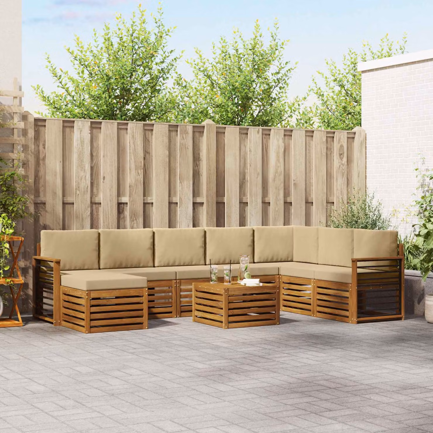 Set di divani da esterno vidaXL in legno di acacia con cuscini, composizione a L con tavolino e pouf, colore beige e marrone