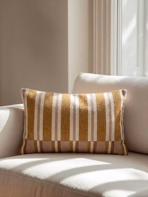Cuscino rettangolare a righe Kenay Home in cotone con fodera lavabile e rimovibile, disponibile nei colori bianco, rosa e giallo, L: 30 cm x P: 30 cm x H: 1 cm