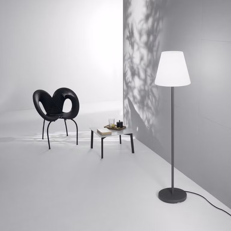 Lampada da terra per esterni, struttura in metallo nero, paralume bianco Geco