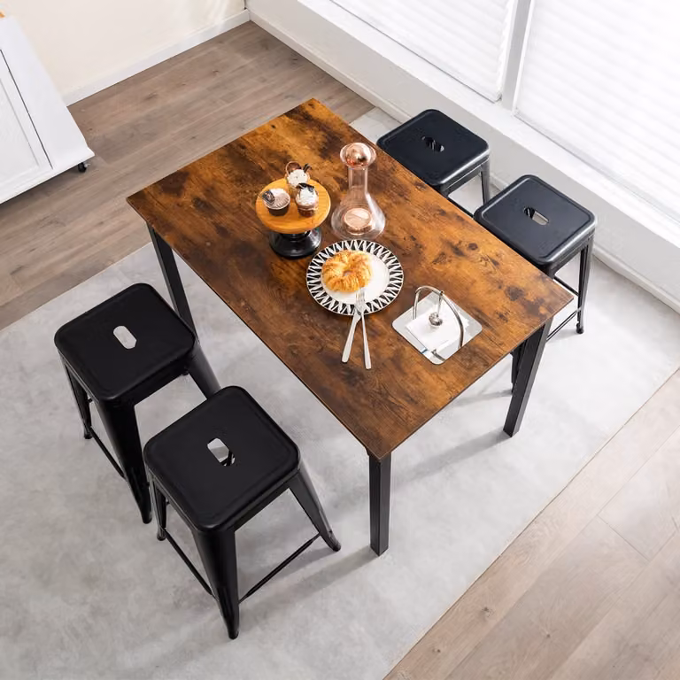Set di 4 sgabelli da bar senza schienale Costway in metallo nero impilabili con poggiapiedi per cucina, Altezza: 61 cm