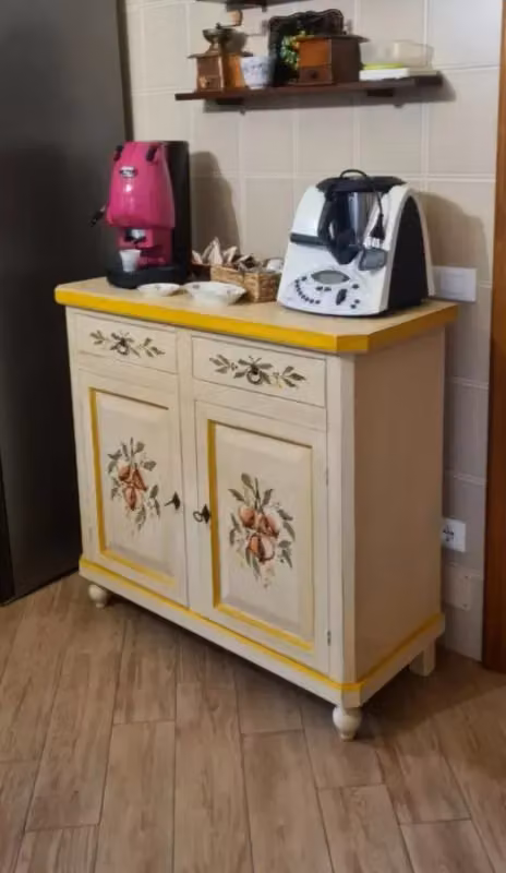 Credenza 2 ante in legno stile shabby chic bianca con decorazioni floreali gialle Mobili 2G L: 104 cm, P: 43 cm, H: 98 cm – 1