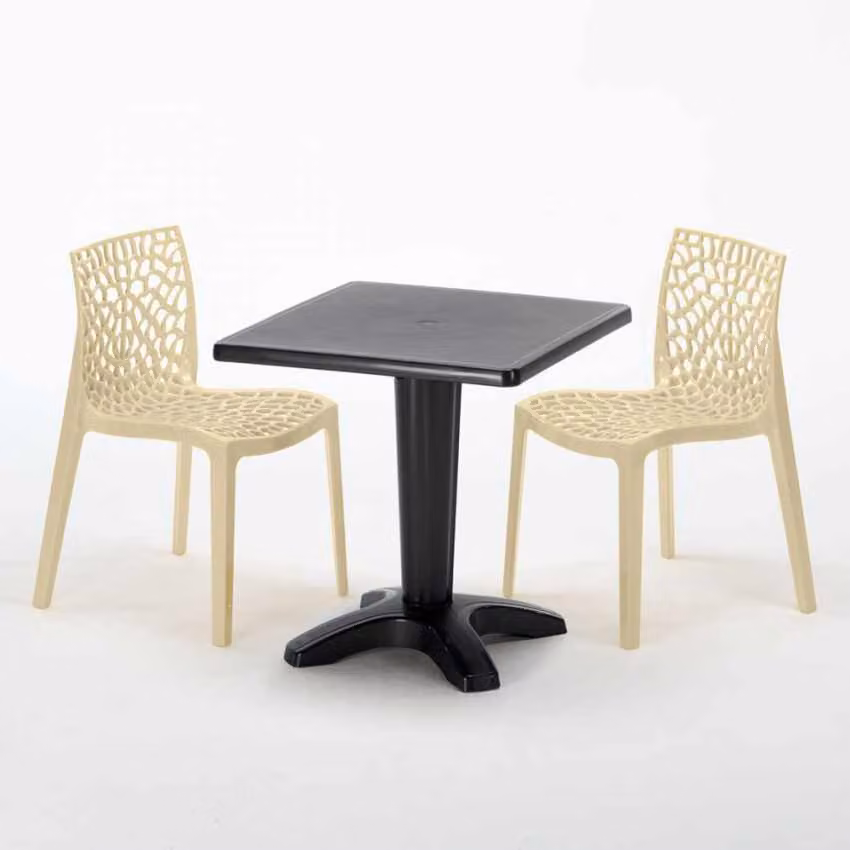 Tavolo quadrato nero e 2 sedie in polipropilene colorato Set di bastoni per interni Grand Soleil Gruvyer Aia - Beige