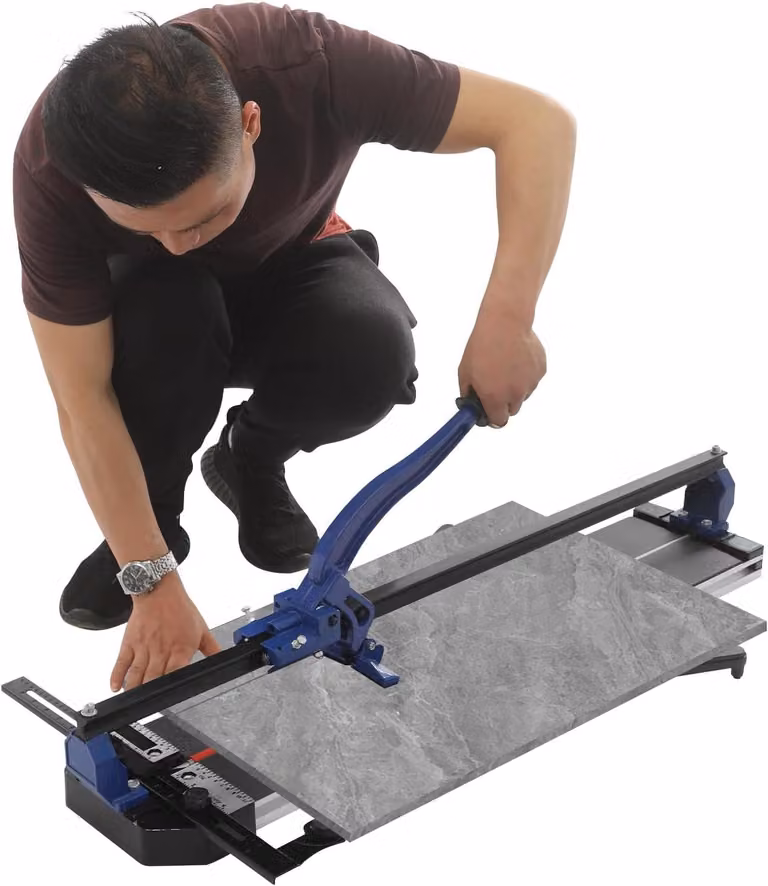 Tagliapiastrelle manuale con base in alluminio, piedini antiscivolo e una lunghezza di taglio fino a 80 cm, ideale per lavori di piastrellatura di precisione