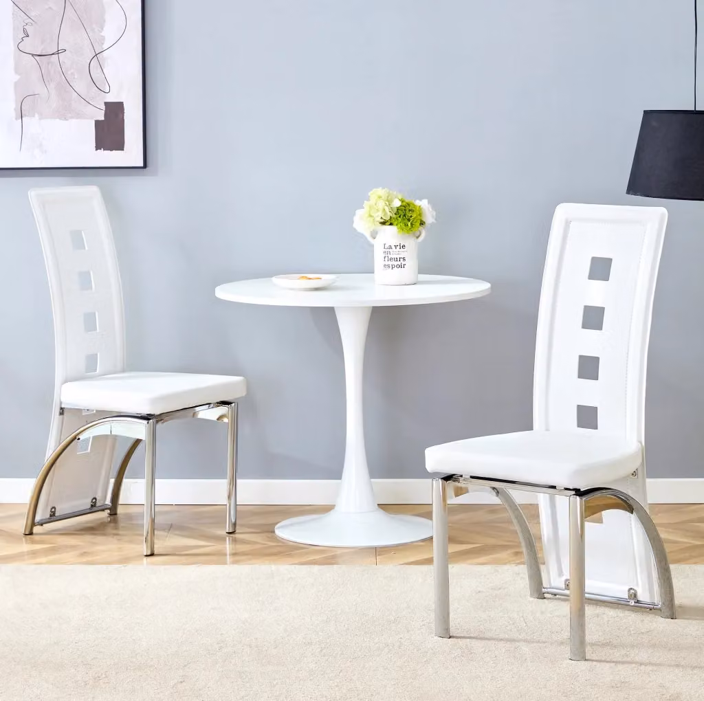 Set di 2 sedie da pranzo MODFU con schienale traforato geometrico, rivestimento in ecopelle bianca e struttura in metallo argento, Altezza: 102,5 cm – 2