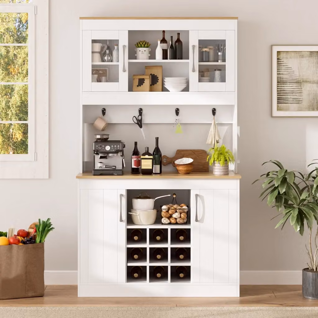 Buffet da cucina moderno WISHDOR bianco con ante in vetro, portabottiglie e barra con ganci, L: 106 cm, P: 39 cm, H: 175 cm – 2