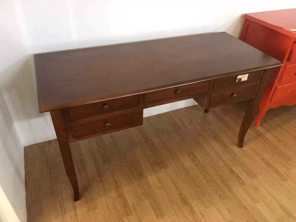 Scrivania in legno di pino stile arte povera con 5 cassetti color noce Mobili 2G L: 130 cm, P: 65 cm, H: 81 cm – 1