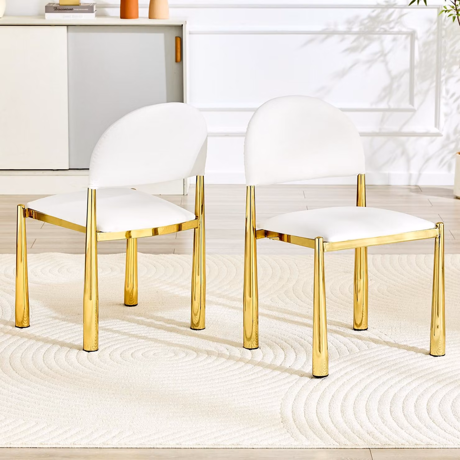 Set di 2 moderne sedie da pranzo, poltrona imbottita con schienale semi-circolare, sedia da cucina in ecopelle e con gambe in metallo. Il set include solo le sedie, la tavola non è inclusa. Altezza: 80 cm. Design elegante e robusto, colore bianco