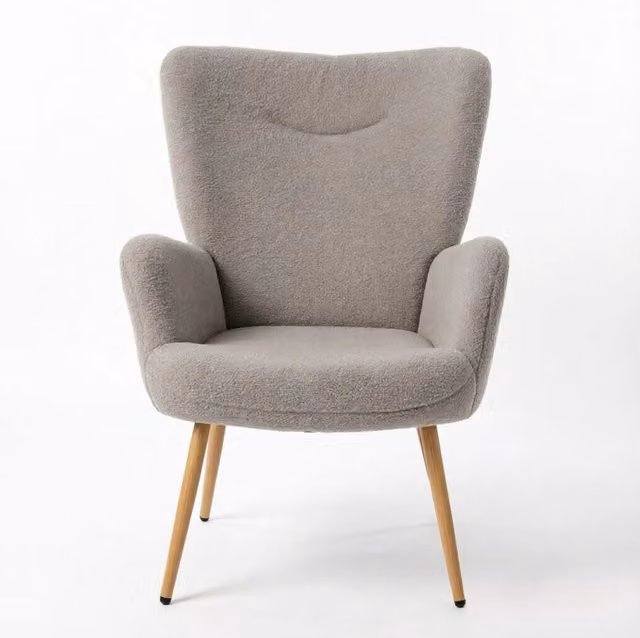 Poltrona lounge Chicfurn moderna in tessuto grigio con braccioli integrati e struttura in metallo per soggiorno o camera da letto