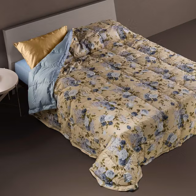 Trapunta in piuma DaunenStep con fantasia floreale multicolore, traspirante e termoregolatrice – 1