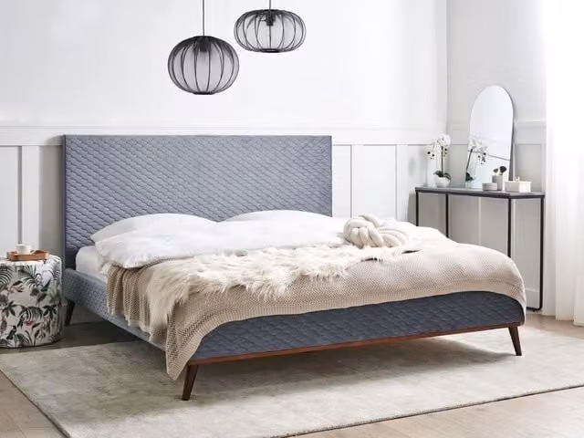 Letto Beliani con struttura imbottita in tessuto grigio e dettagli geometrici L/P/H: 180 x 200 x 121 cm – 1