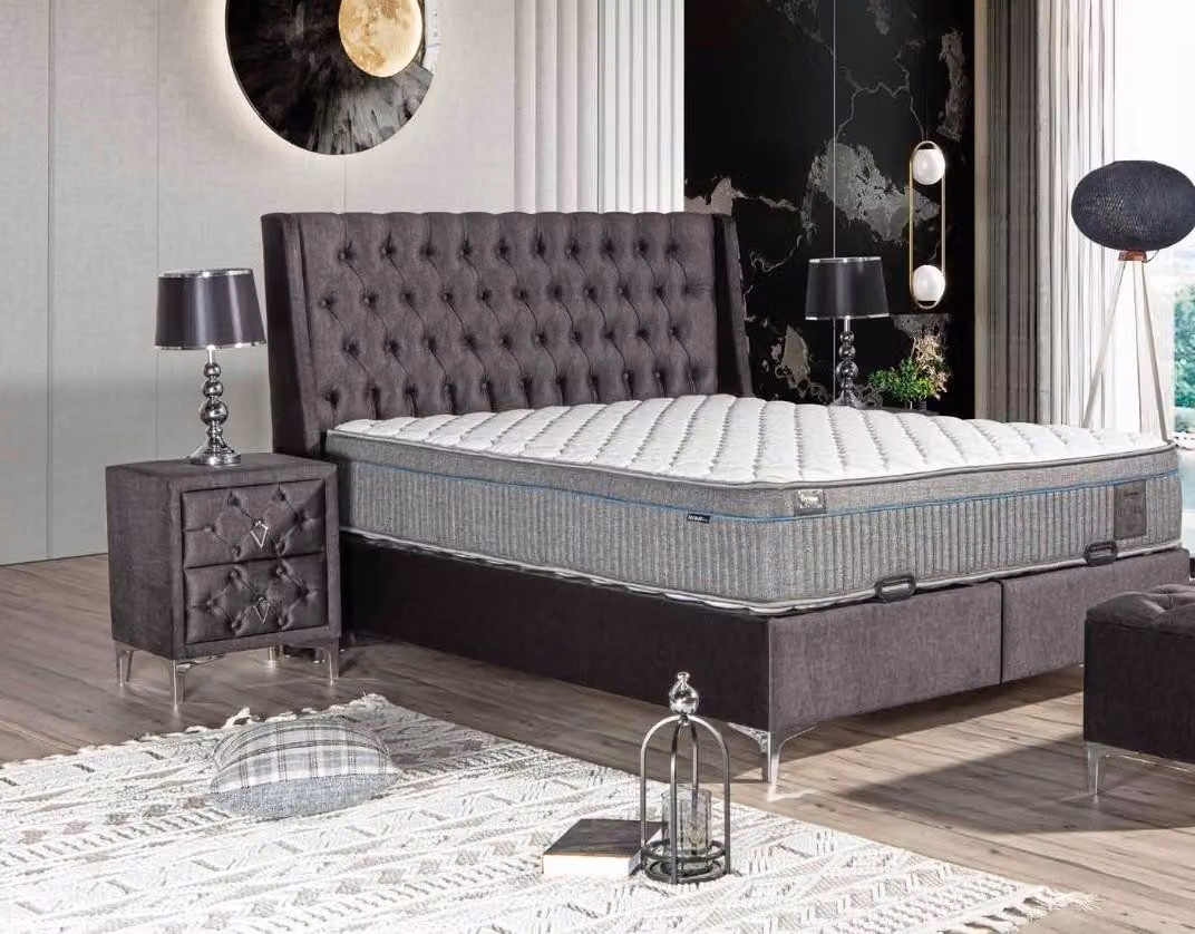 Schwarzes Bett mit Matratze aus Textil und Edelstahl, modernes Design