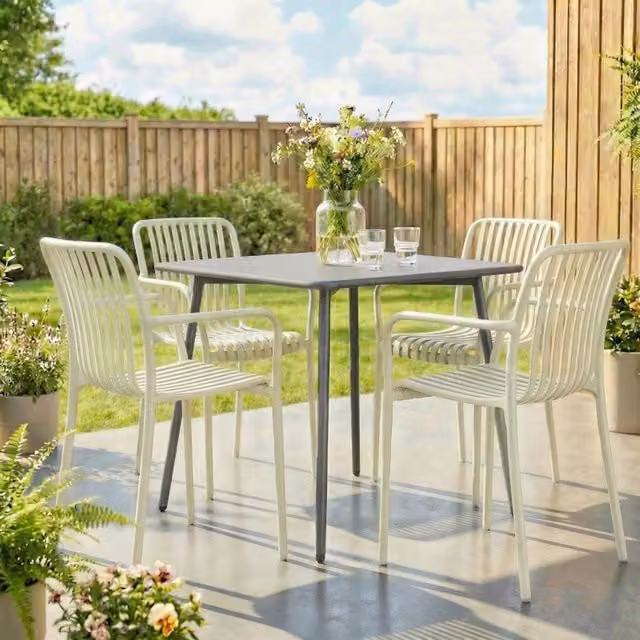 Set di 4 sedie da giardino impilabili REDOM bianche, resistenti ai raggi UV e alle intemperie, L: 55 cm, P: 58,5 cm, H: 81,5 cm