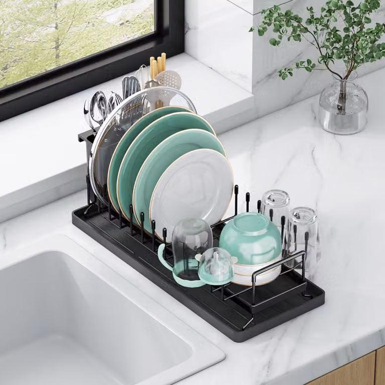 Scolapiatti compatto in silicone con tappetino asciuga stoviglie e portabicchieri, ideale per risparmiare spazio in cucina e in camper