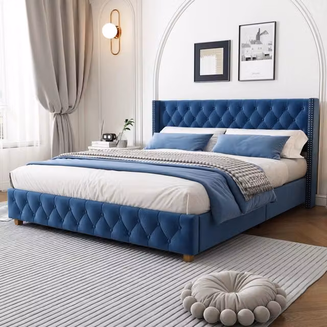 Letto imbottito con testiera capitonné; rivetti decorativi e gambe in legno; velluto blu; 160x200 cm
