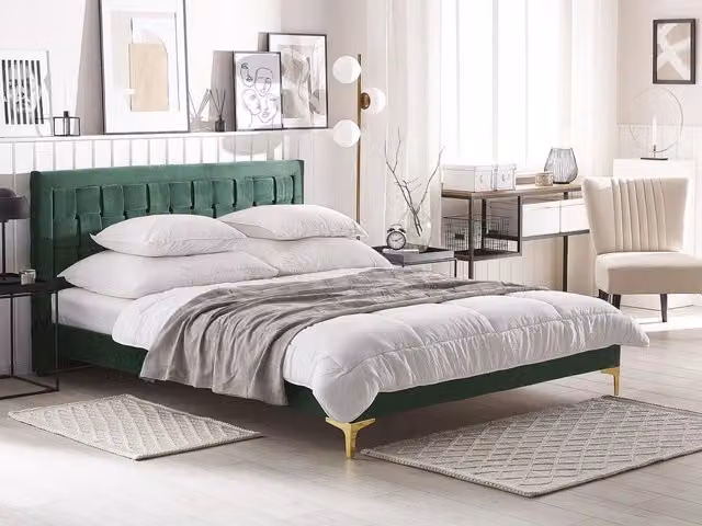 Letto matrimoniale imbottito Beliani in velluto verde con gambe dorate L/P/H: 160 x 200 x 213 cm