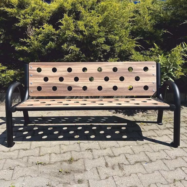 Panca da esterno "Casa Padrino" con schienale e braccioli, disponibile nei colori naturale, marrone o nero. Dimensioni: 192 cm. Ideale per giardino, terrazzo o spazio esterno