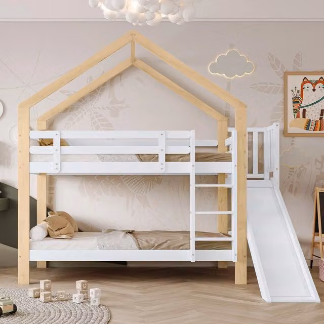 Letto a castello a casetta con scivolo in legno di pino; protezioni anticaduta; bianco e naturale; 90x200 cm