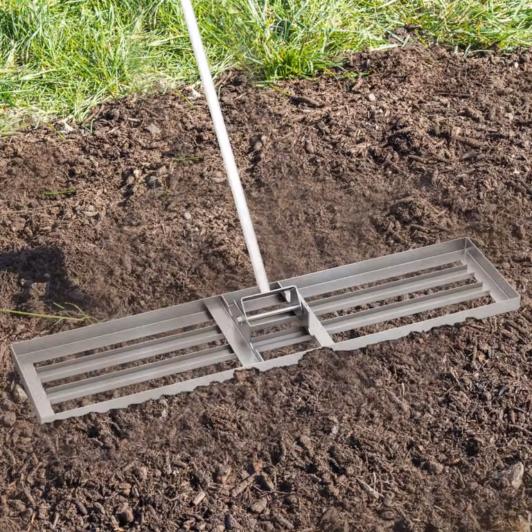 Rastrello livellatore per prato e giardino Costway con impugnatura ergonomica e piastra in metallo, Argento, L: 106 cm