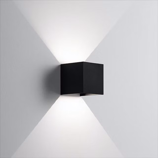 Applique da esterno Isy Cube in metallo nero con tecnologia LED e orientamento regolabile up/down