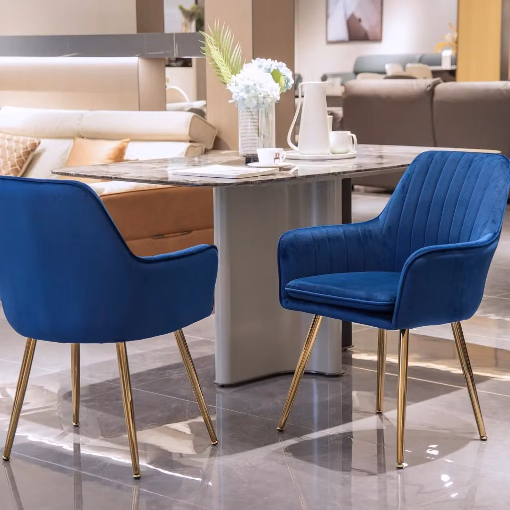 Set di 2 sedie da pranzo OKWISH con braccioli in velluto blu e gambe in metallo dorato per soggiorno e cucina – 2