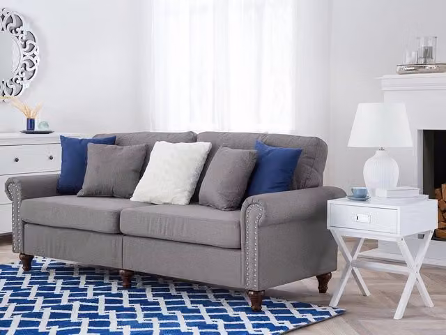 Divano a 3 posti Beliani in stile Chesterfield in tessuto grigio con schienale basso e cuscini coordinati L: 195 cm, P: 84 cm, H: 76 cm – 1