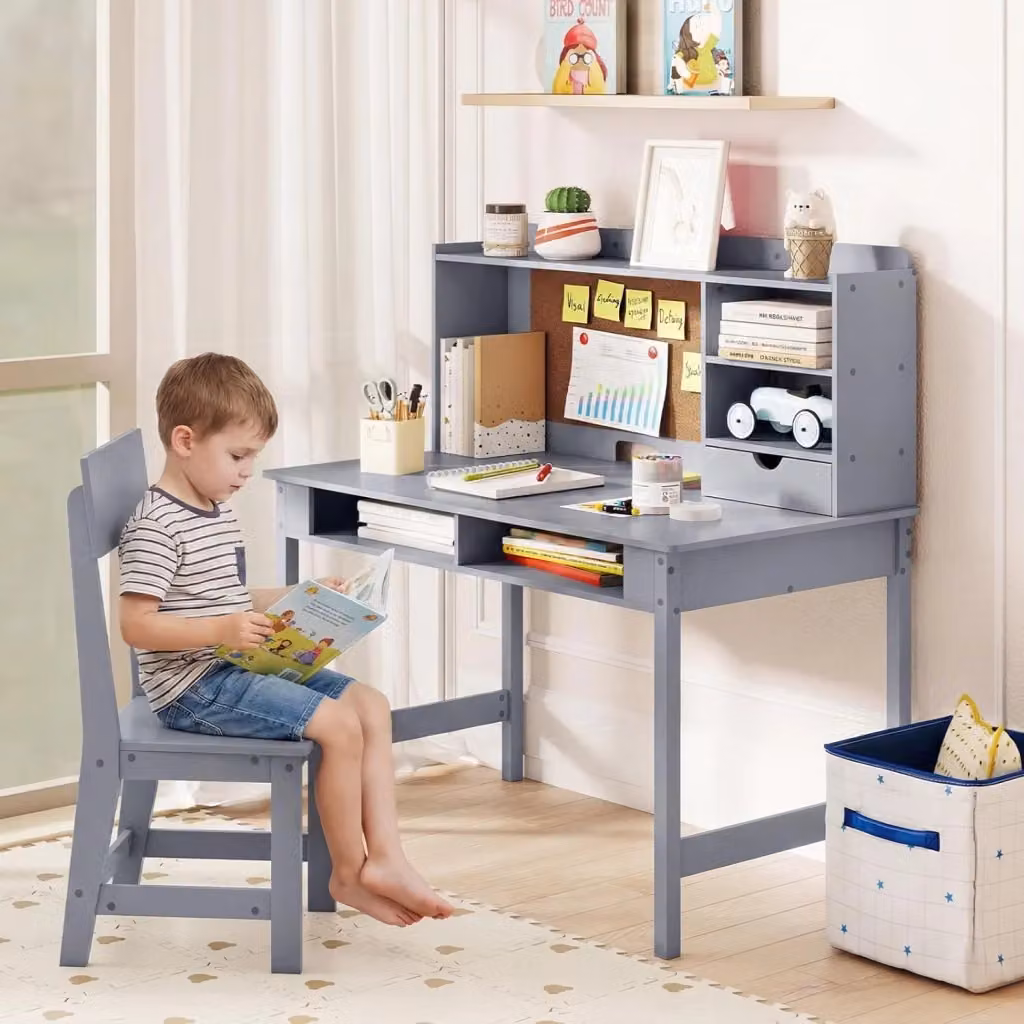 Set Scrivania e Sedia per Bambini Costway in Legno e MDF Grigio con Ripiani e Cassetto per Studio e Lettura L: 110 cm, P: 60 cm, H: 50 cm – 2
